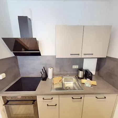 Praktisch Eingerichtete Ferienwohnung, Nur 5 Minuten Bis Zur Haltestelle Linie 5 *