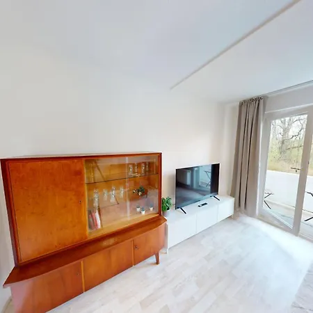 Praktisch Eingerichtete Ferienwohnung, Nur 5 Minuten Bis Zur Haltestelle Linie 5, Wlan *