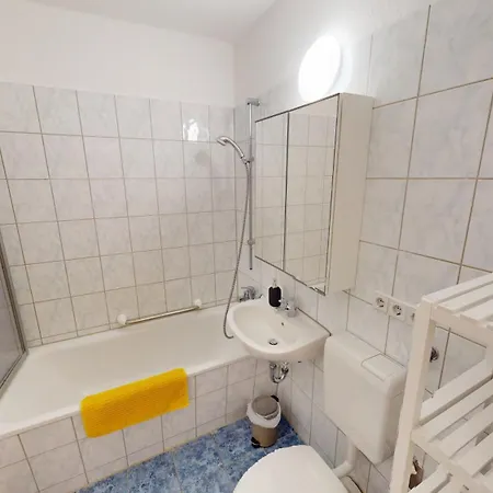 Praktisch Eingerichtete Ferienwohnung, Nur 5 Minuten Bis Zur Haltestelle Linie 5, Wlan * 开姆尼茨