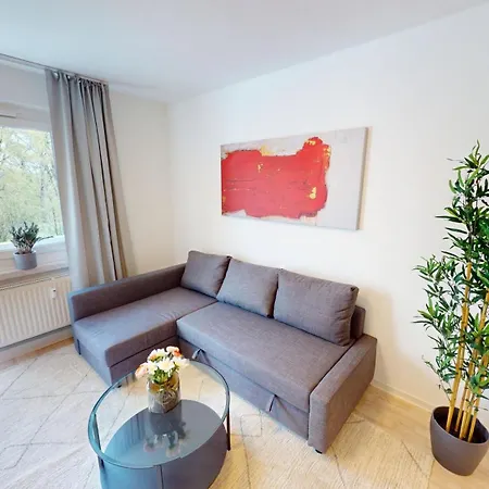Praktisch Eingerichtete Ferienwohnung, Nur 5 Minuten Bis Zur Haltestelle Linie 5